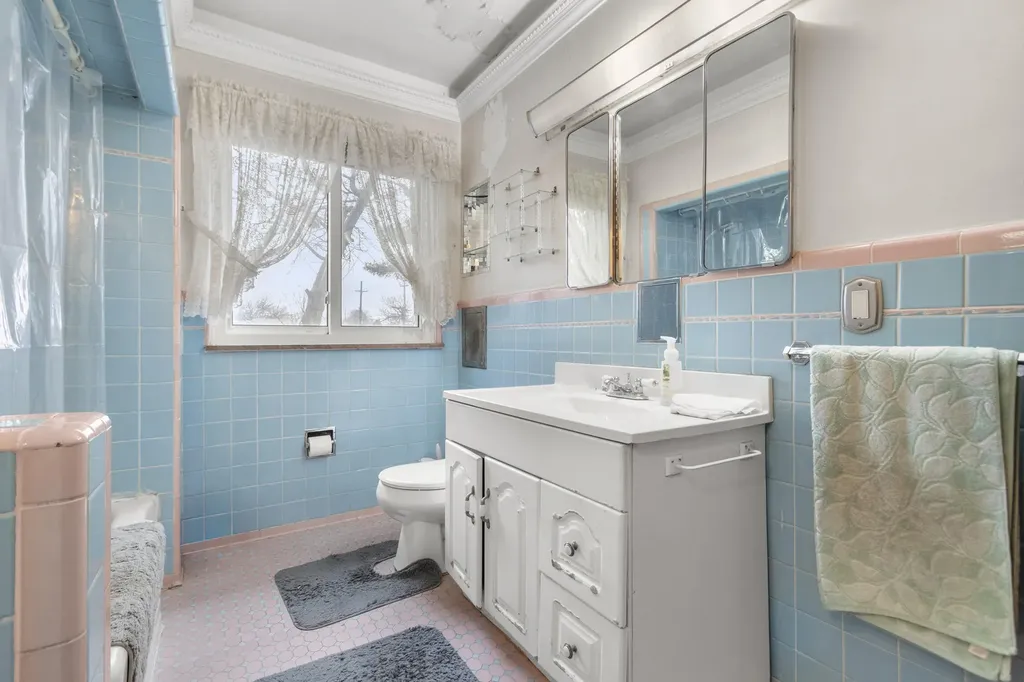 26204 Doxtator Street Dearborn Heights City MI 48127