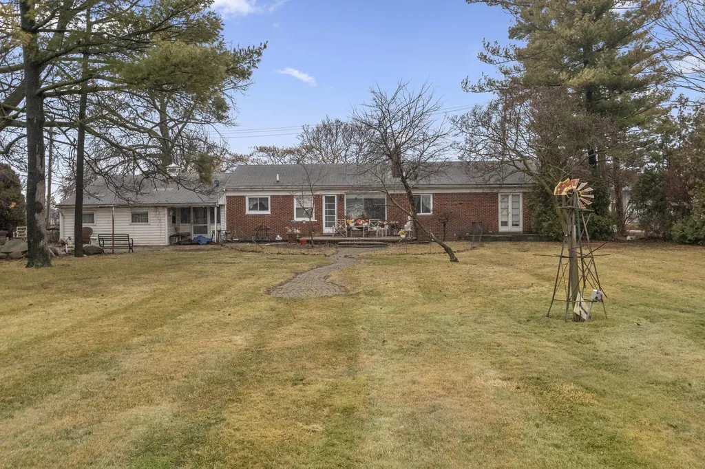 26204 Doxtator Street Dearborn Heights City MI 48127