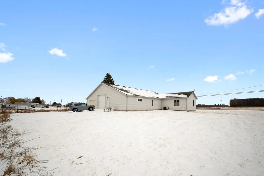 6163 N Meridian Road Edenville Township MI 48628