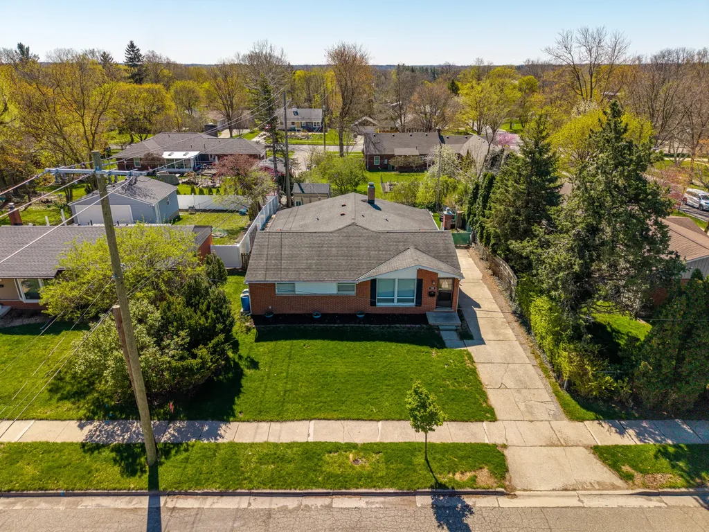 350 Hollywood Drive Saline City MI 48176
