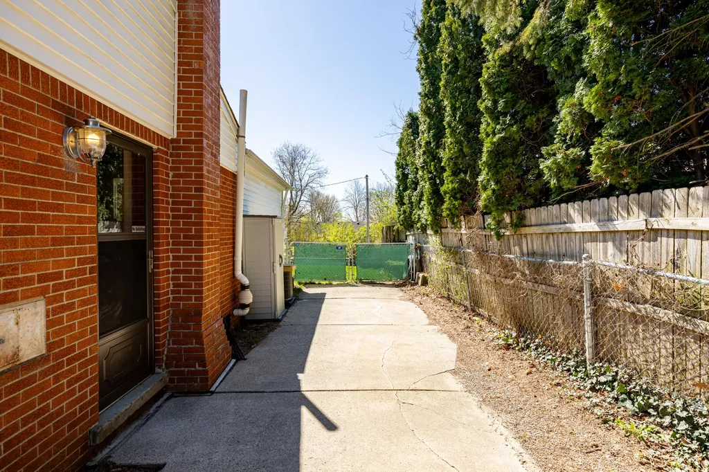 350 Hollywood Drive Saline City MI 48176