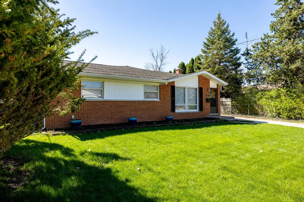 350 Hollywood Drive Saline City MI 48176