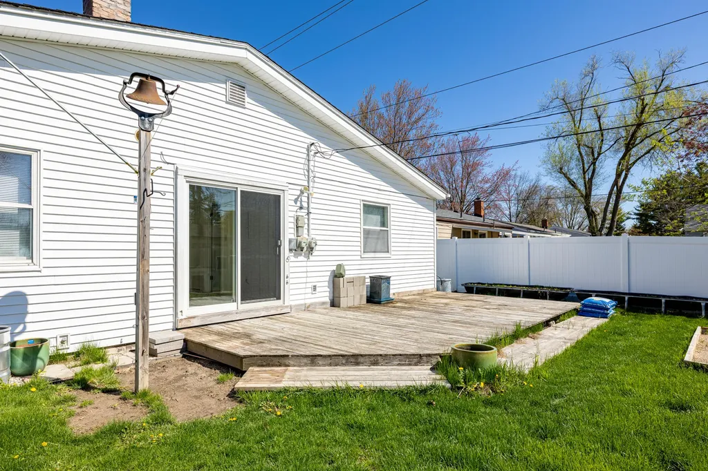 350 Hollywood Drive Saline City MI 48176
