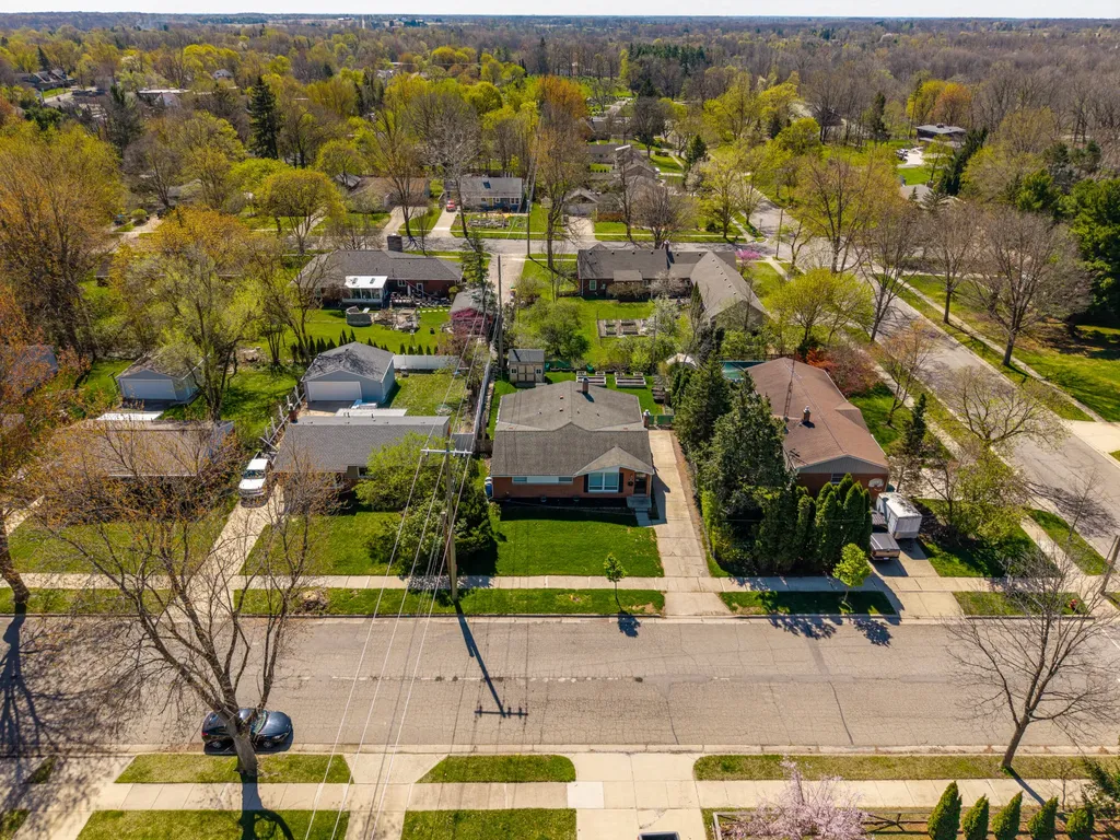 350 Hollywood Drive Saline City MI 48176