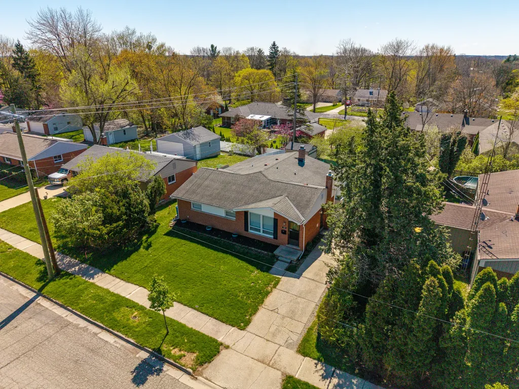 350 Hollywood Drive Saline City MI 48176