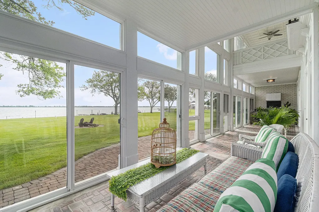 19123 Parke Lane Grosse Ile Township MI 48138