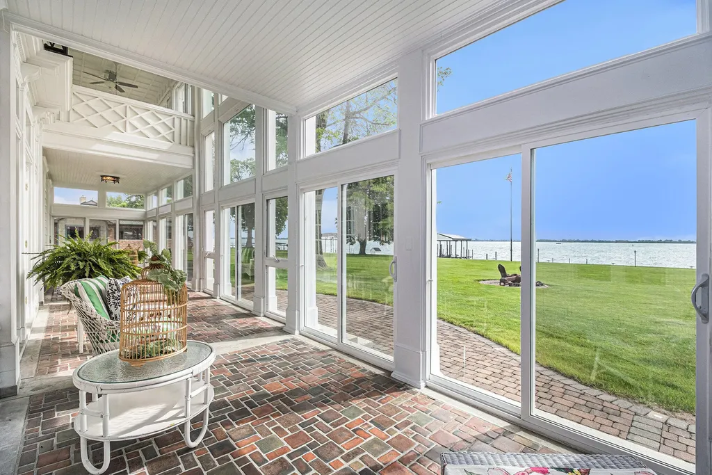 19123 Parke Lane Grosse Ile Township MI 48138