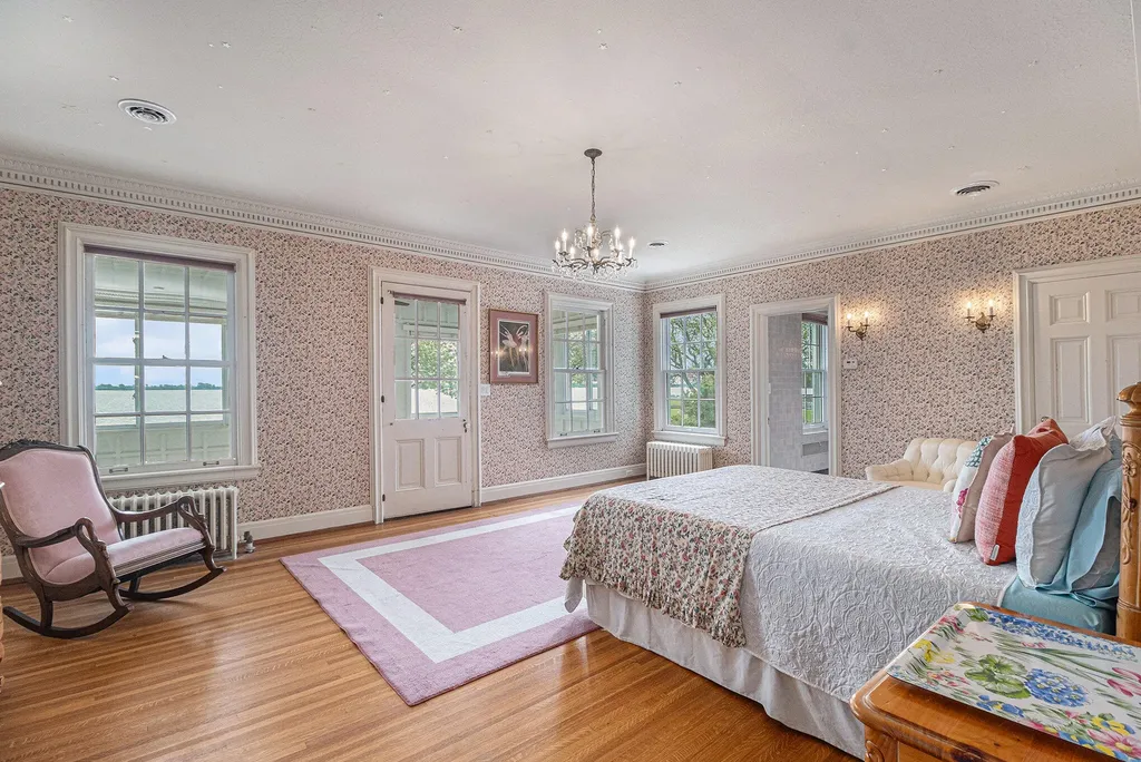 19123 Parke Lane Grosse Ile Township MI 48138