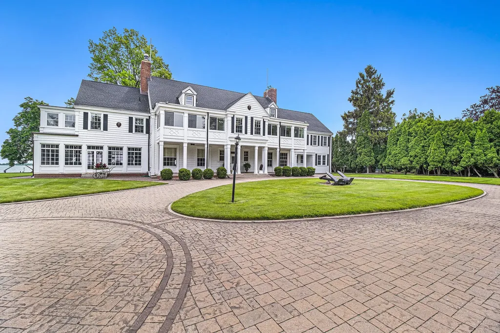 19123 Parke Lane Grosse Ile Township MI 48138