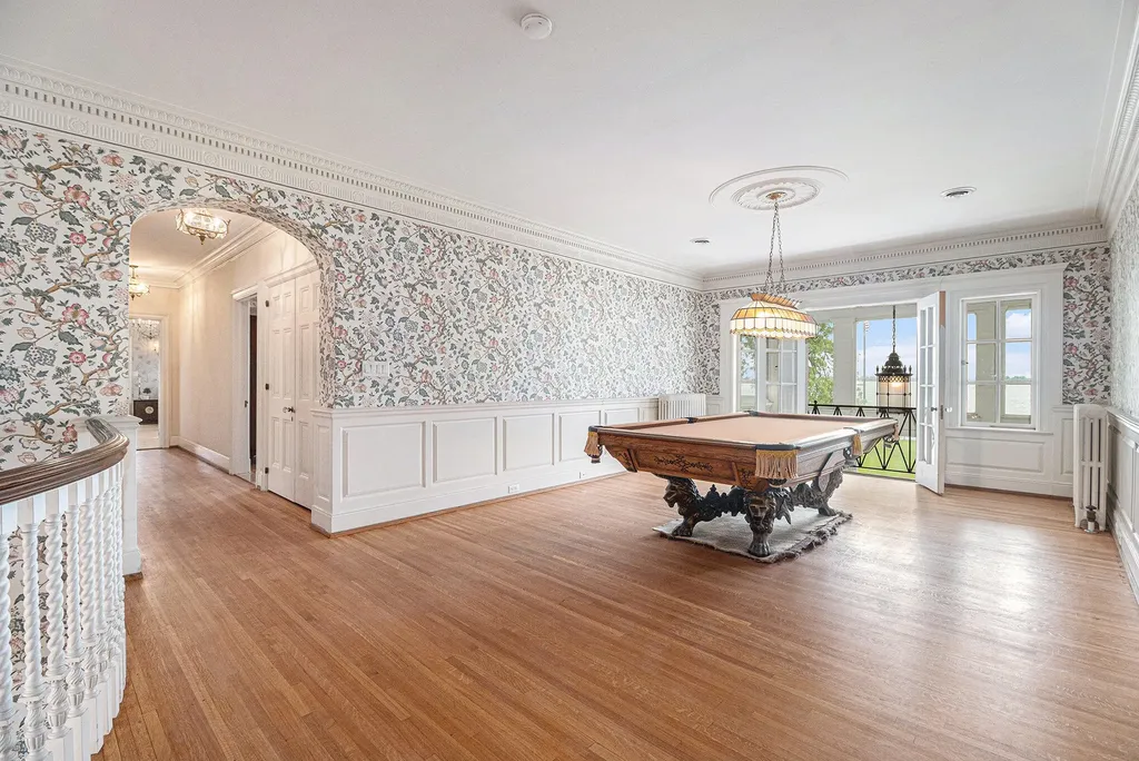 19123 Parke Lane Grosse Ile Township MI 48138