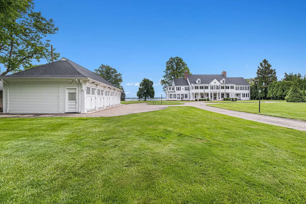 19123 Parke Lane Grosse Ile Township MI 48138