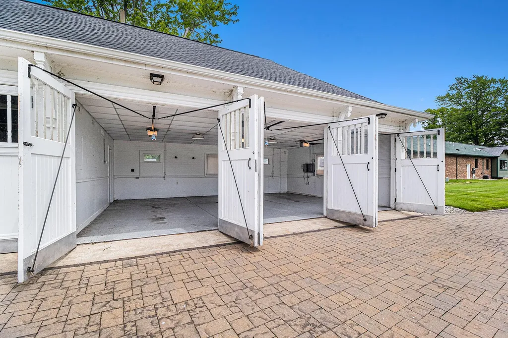 19123 Parke Lane Grosse Ile Township MI 48138