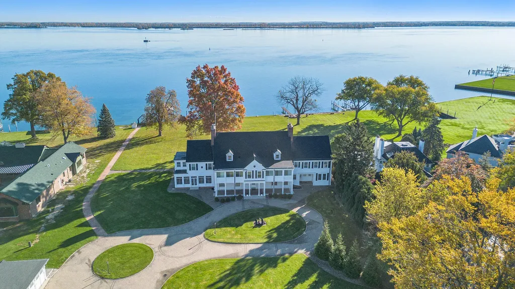 19123 Parke Lane Grosse Ile Township MI 48138
