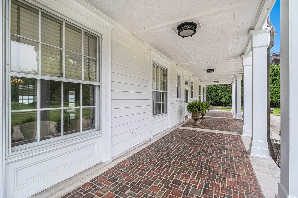 19123 Parke Lane Grosse Ile Township MI 48138