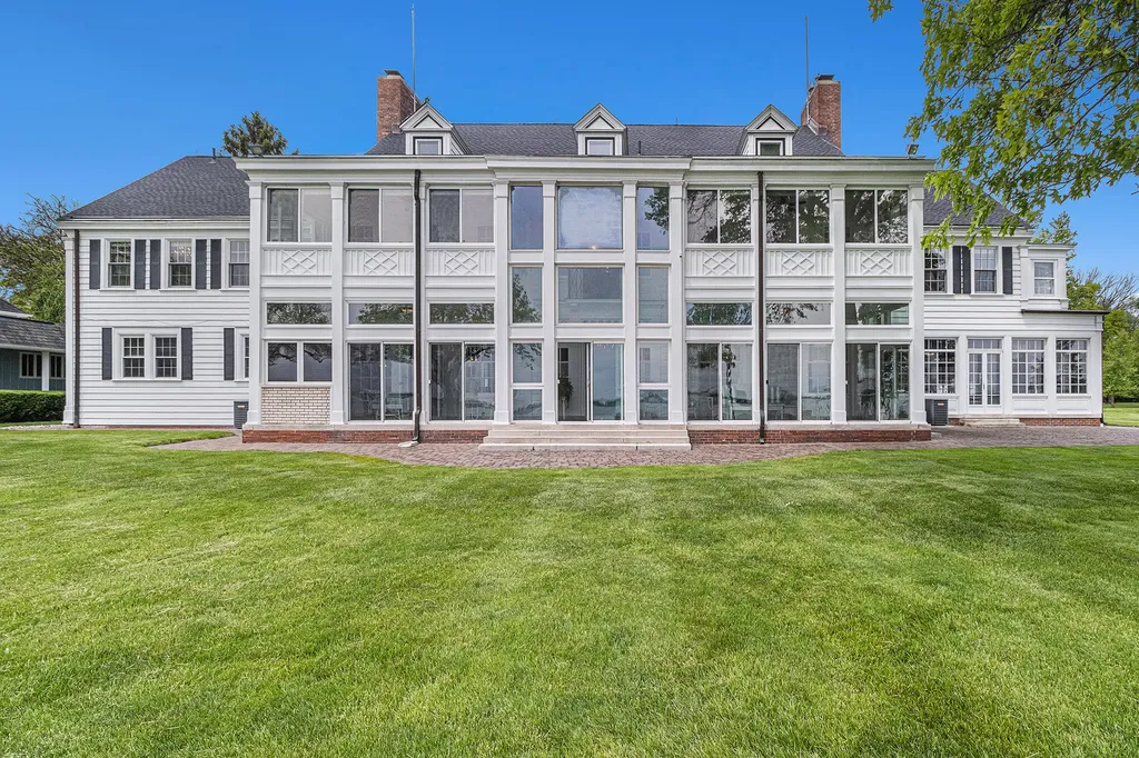 19123 Parke Lane Grosse Ile Township MI 48138