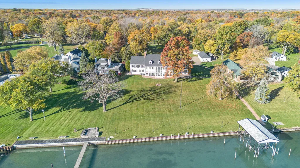 19123 Parke Lane Grosse Ile Township MI 48138