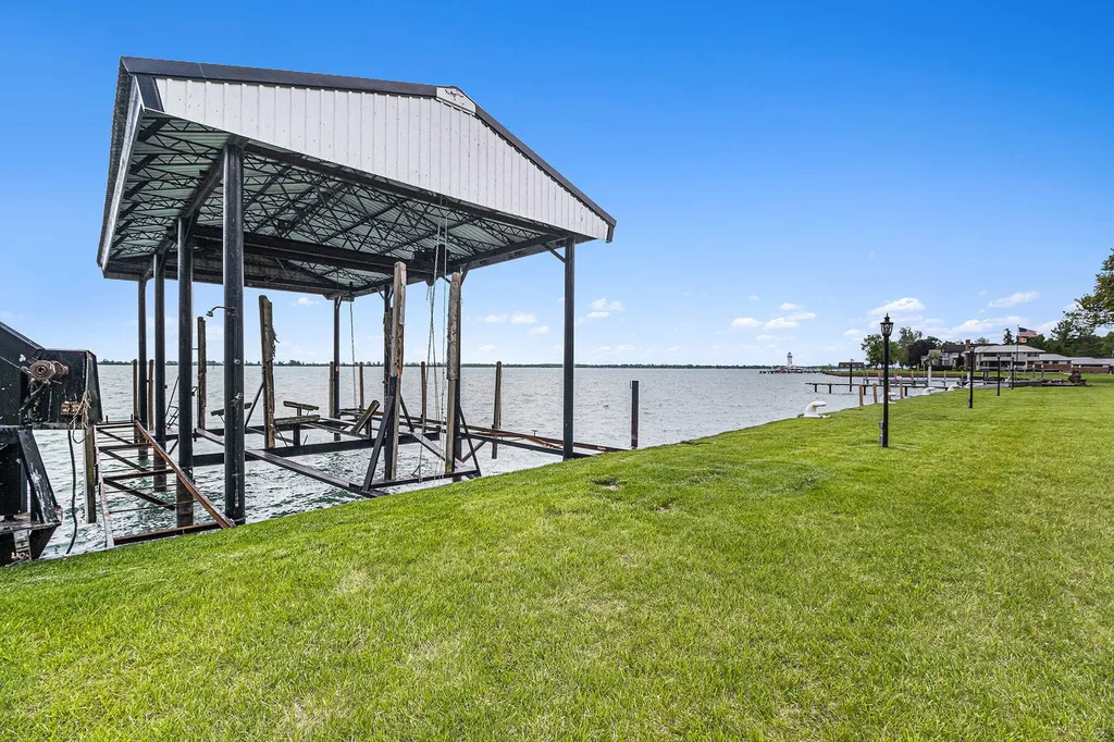 19123 Parke Lane Grosse Ile Township MI 48138