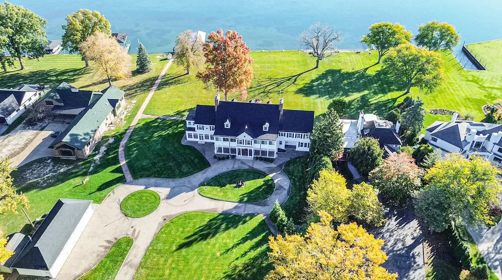 19123 Parke Lane Grosse Ile Township MI 48138
