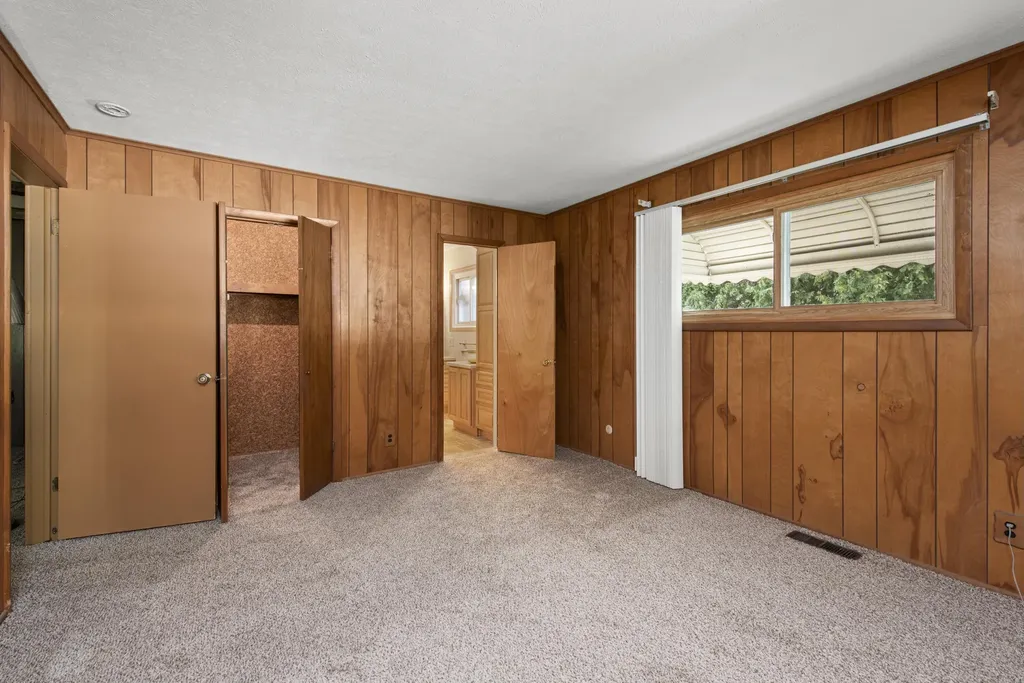 219 Ottawa Drive Troy City MI 48085