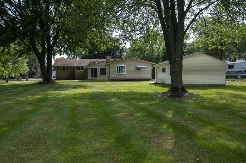 219 Ottawa Drive Troy City MI 48085