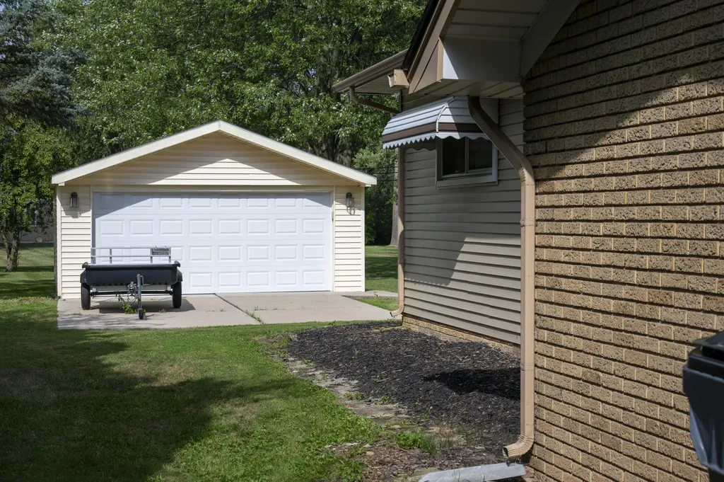 219 Ottawa Drive Troy City MI 48085