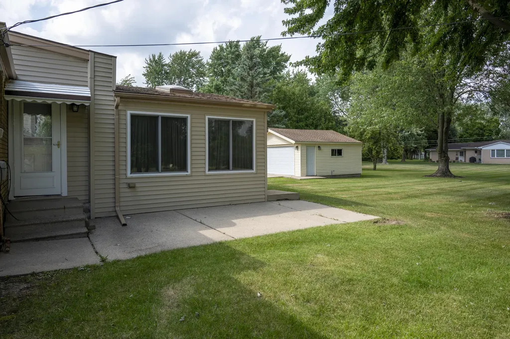 219 Ottawa Drive Troy City MI 48085