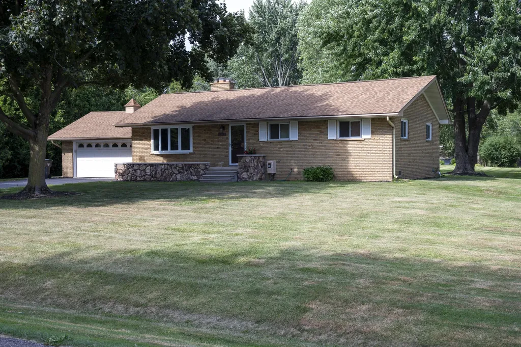 219 Ottawa Drive Troy City MI 48085
