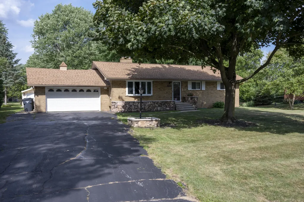219 Ottawa Drive Troy City MI 48085