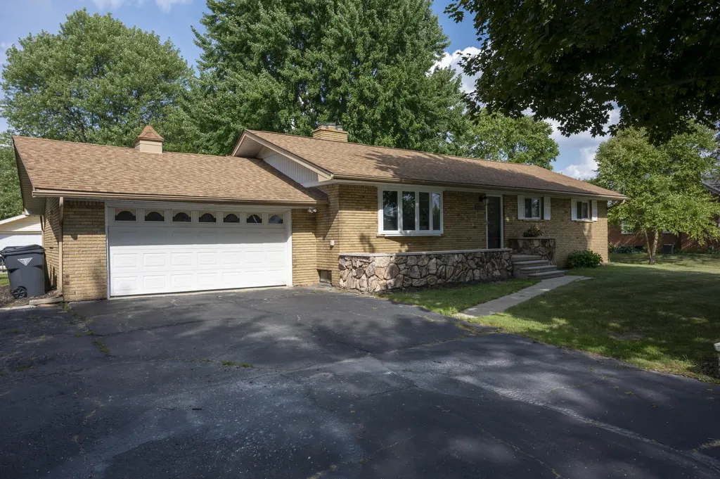 219 Ottawa Drive Troy City MI 48085
