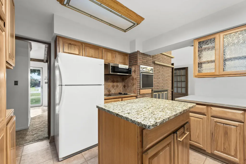 219 Ottawa Drive Troy City MI 48085