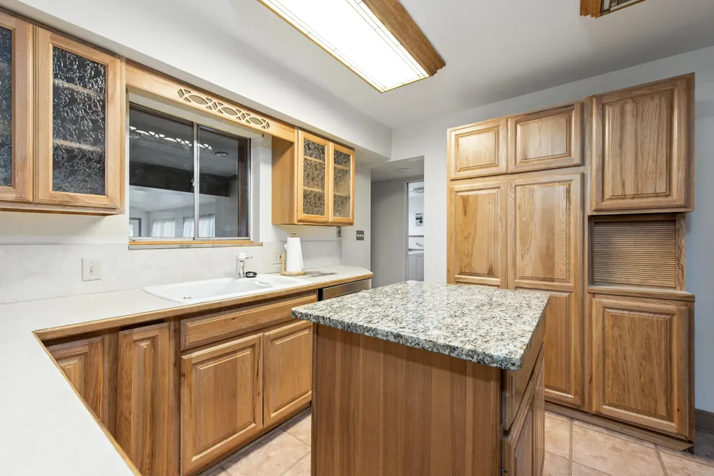 219 Ottawa Drive Troy City MI 48085