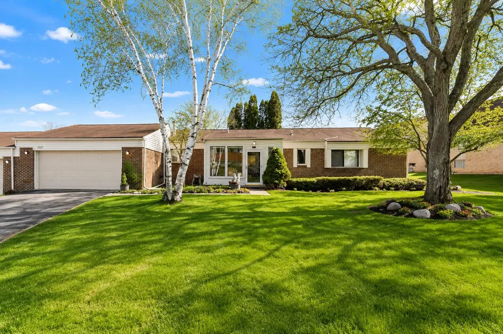 5327 Fairway Court West Bloomfield Charter Township MI 48323
