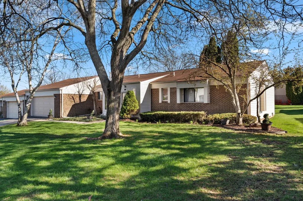 5327 Fairway Court West Bloomfield Charter Township MI 48323