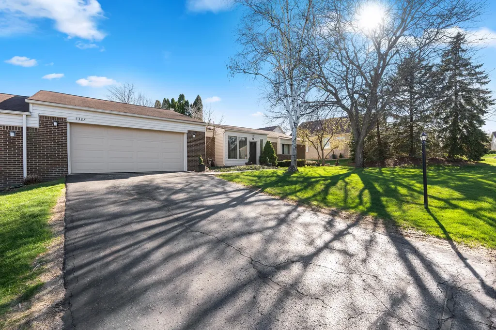 5327 Fairway Court West Bloomfield Charter Township MI 48323