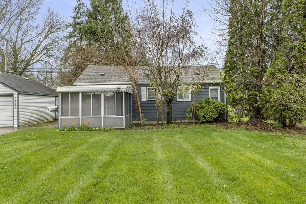 5757 Arcola Street Garden City City MI 48135