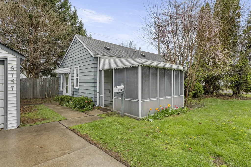 5757 Arcola Street Garden City City MI 48135