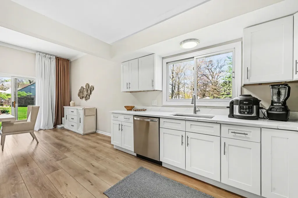 4426 Glenoaks Court Warren City MI 48092