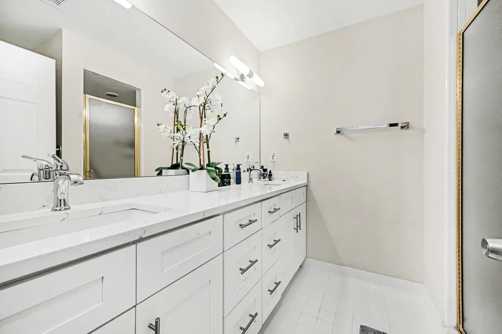 4426 Glenoaks Court Warren City MI 48092