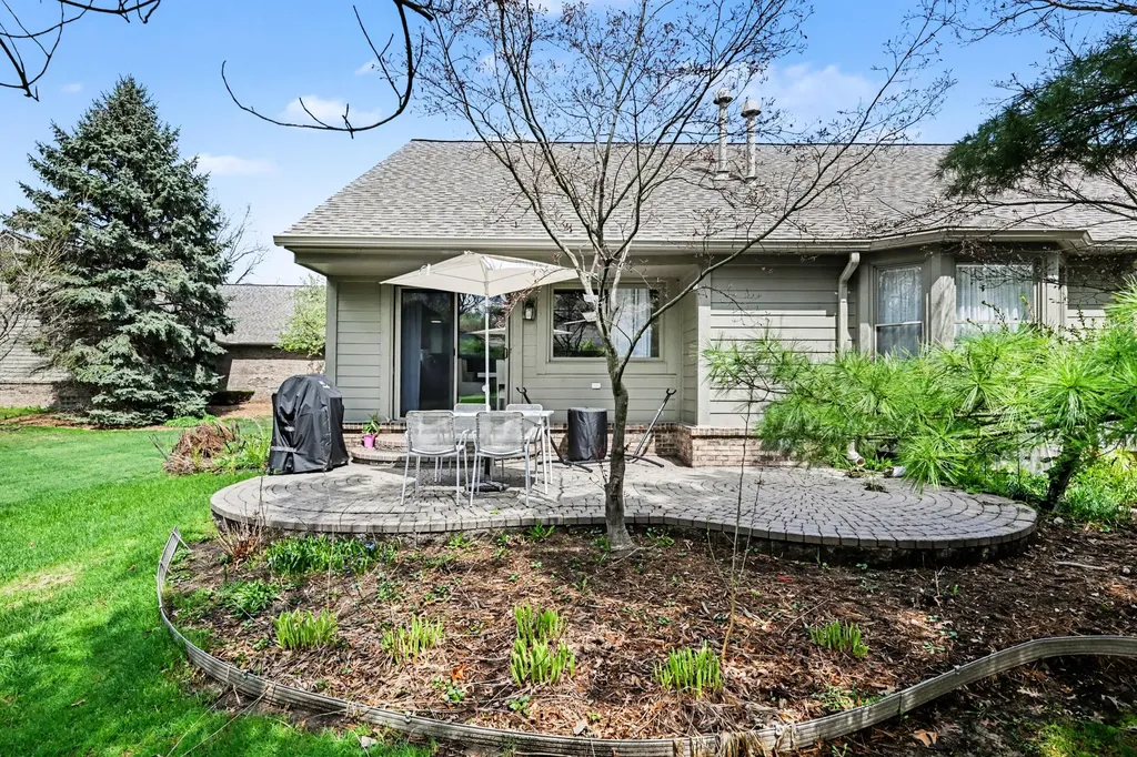 4426 Glenoaks Court Warren City MI 48092