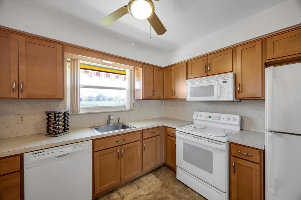 31036 Palomino Avenue Warren City MI 48093