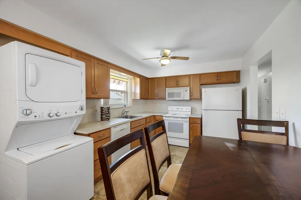 31036 Palomino Avenue Warren City MI 48093