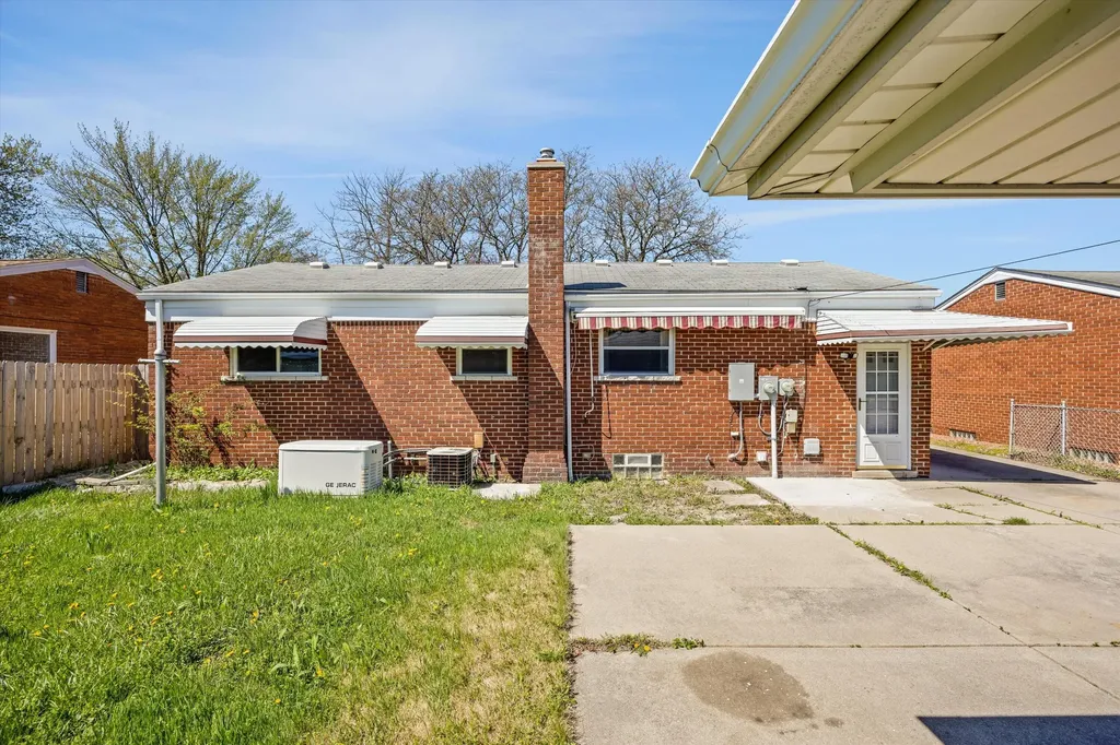 31036 Palomino Avenue Warren City MI 48093