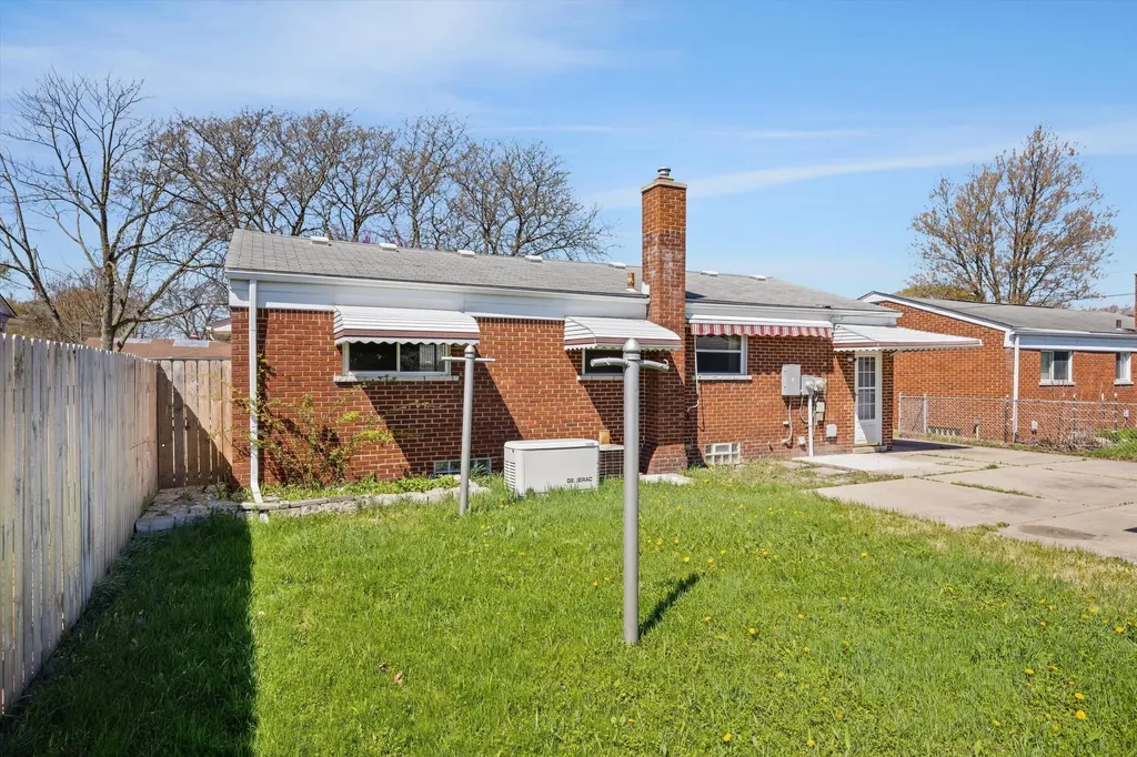 31036 Palomino Avenue Warren City MI 48093