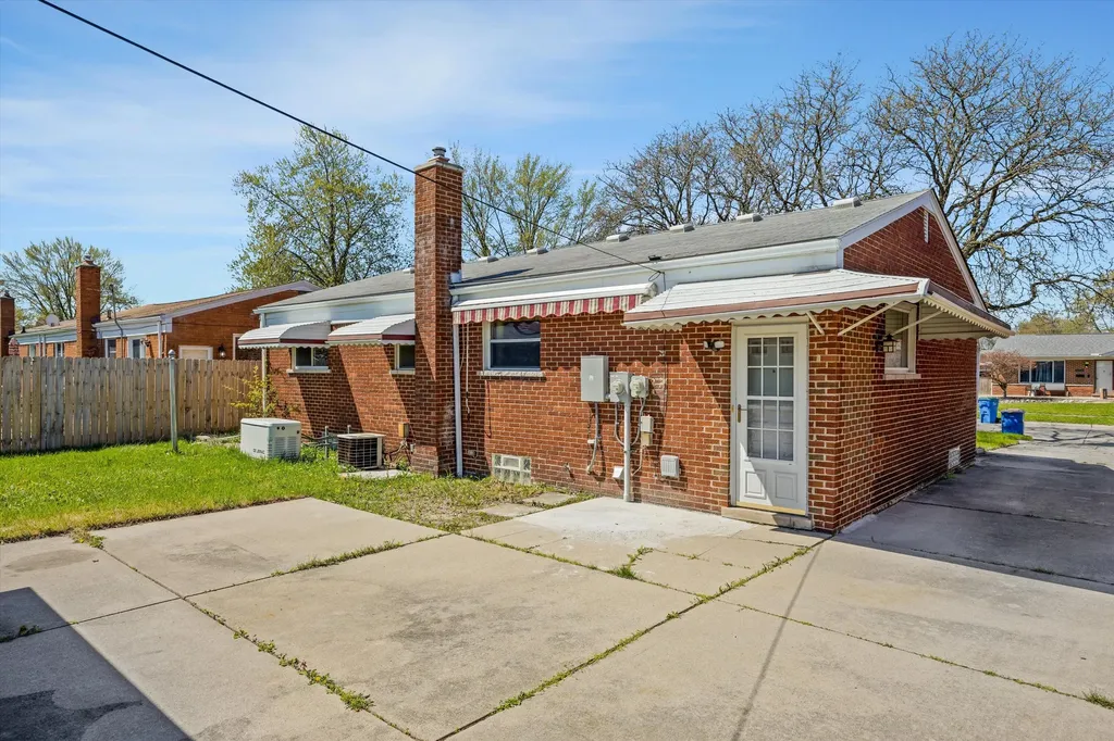 31036 Palomino Avenue Warren City MI 48093