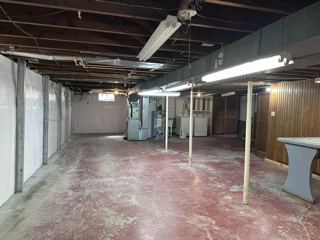 682 Budlong Street Adrian City MI 49221