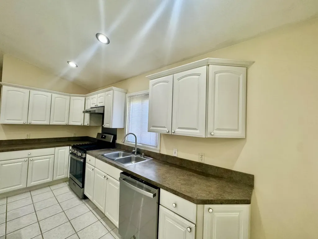 15338 Flanders Street Southgate City MI 48195