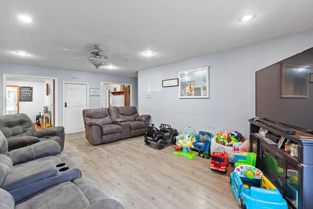 260 Renfrew Avenue Adrian City MI 49221