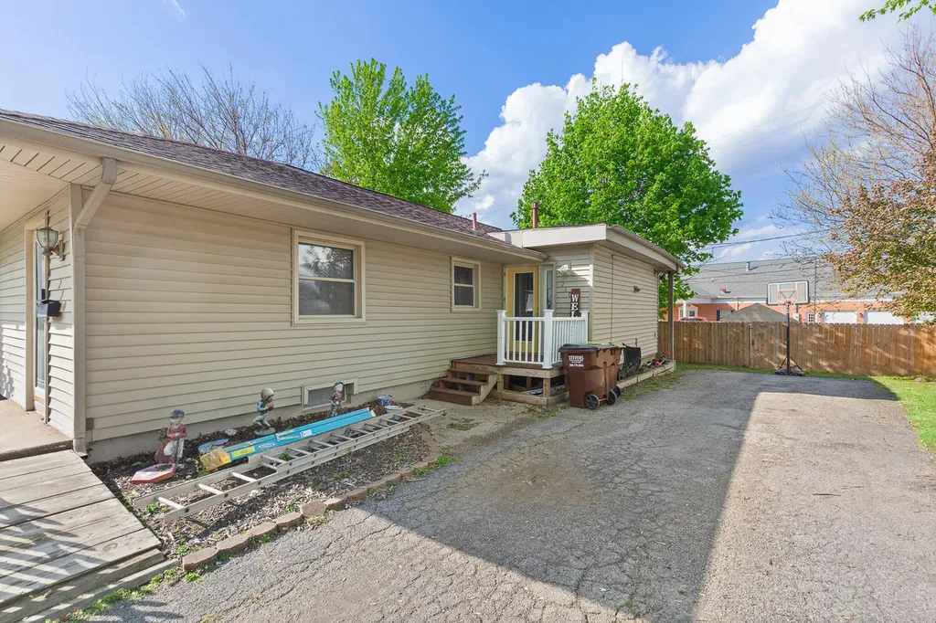 260 Renfrew Avenue Adrian City MI 49221