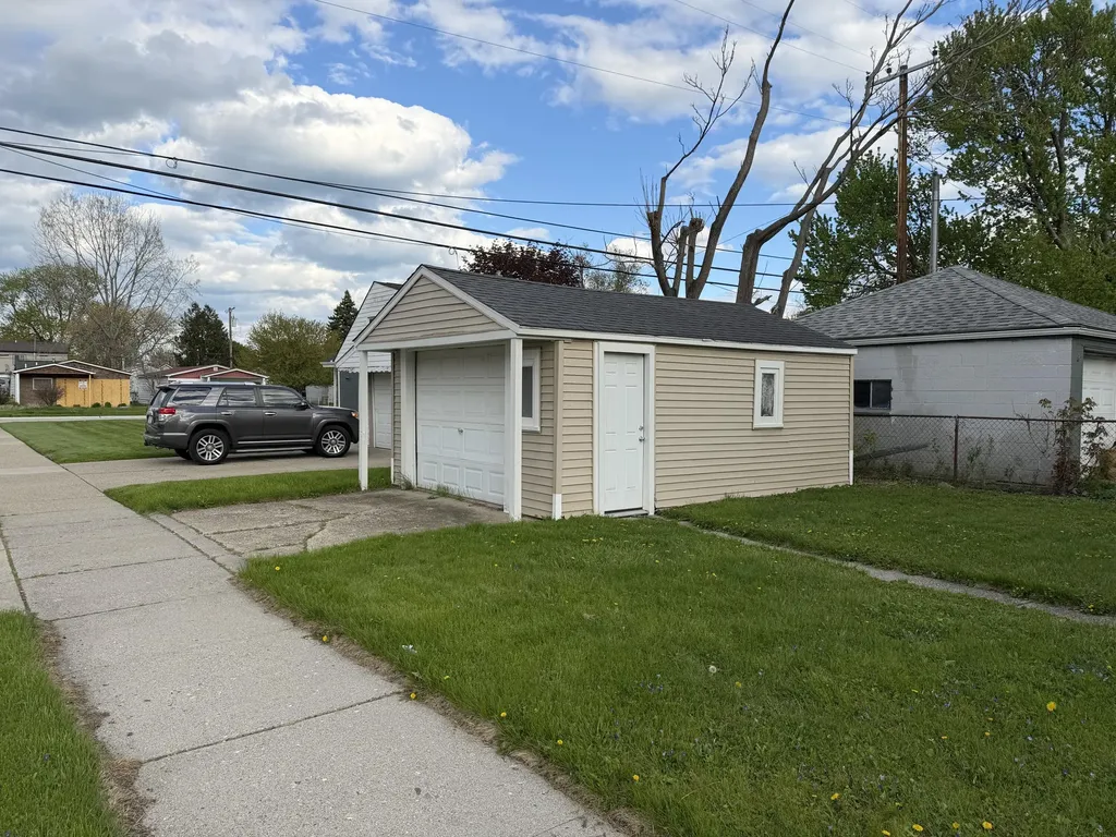 22864 Piper Avenue Eastpointe City MI 48021