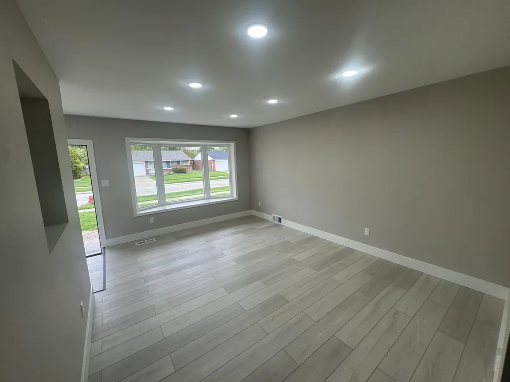 26165 Cunningham Drive Warren City MI 48091